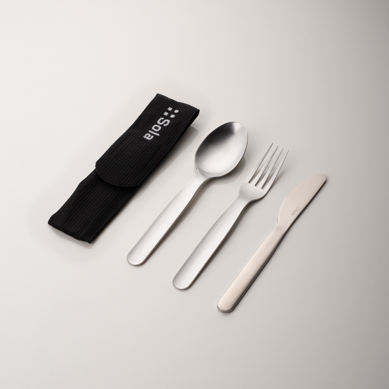 Set de couverts 3 pcs dans un sac noir avec logo SOLA