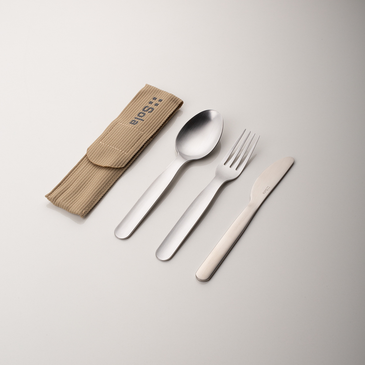 Set de couverts 3 pcs dans un sac beige avec logo SOLA