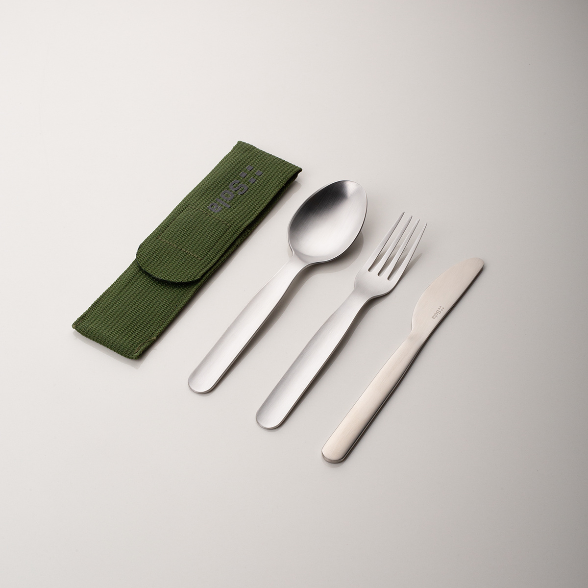 Set de couverts 3 pcs dans un sac olive avec logo SOLA