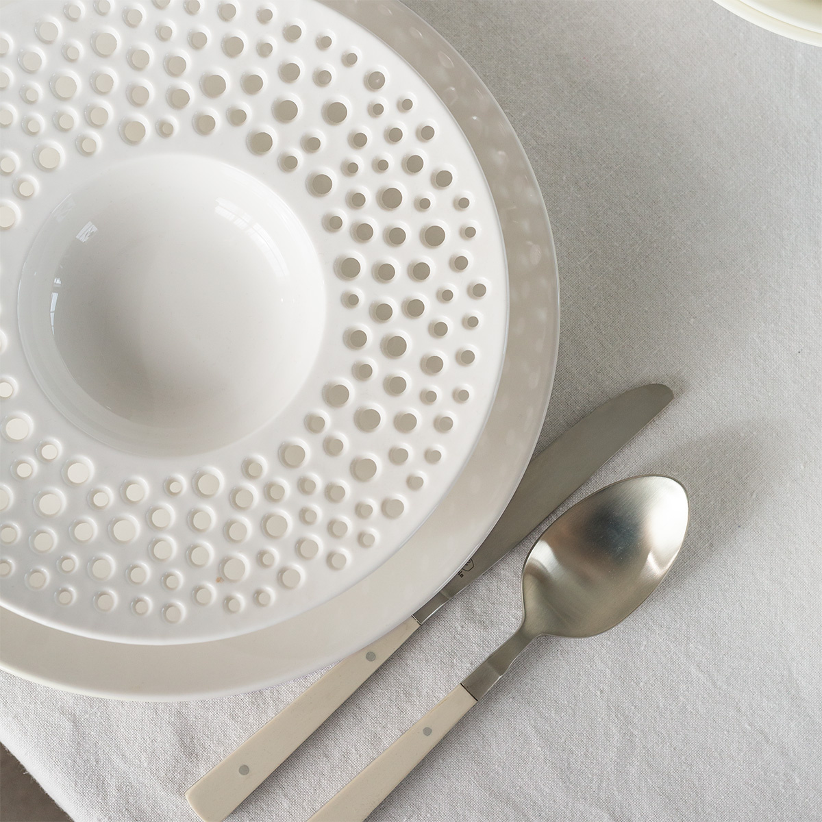 Assiette creuse perforée 23,5 cm - Flow