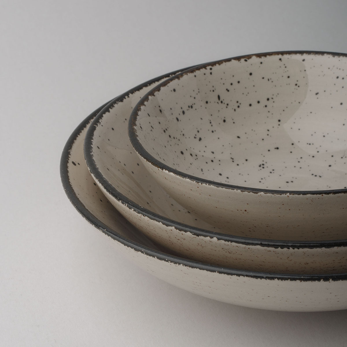 Set en porcelaine 18 pcs — Gaya Atelier light grey speckled