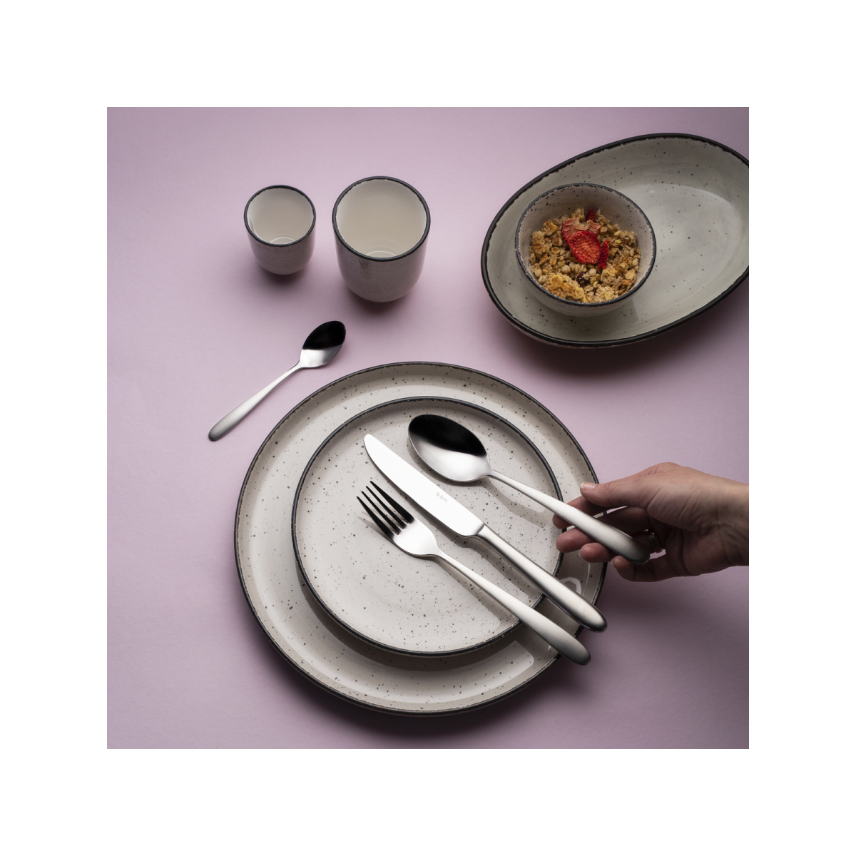 Assiette plate U-Coupe 28 cm - Gaya Atelier gris clair moucheté