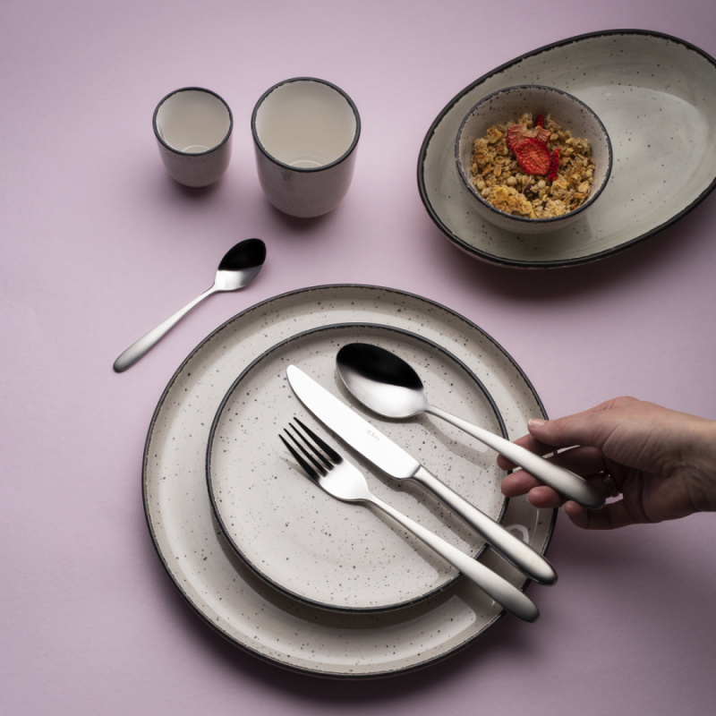 Assiette plate U-Coupe 28 cm - Gaya Atelier gris clair moucheté