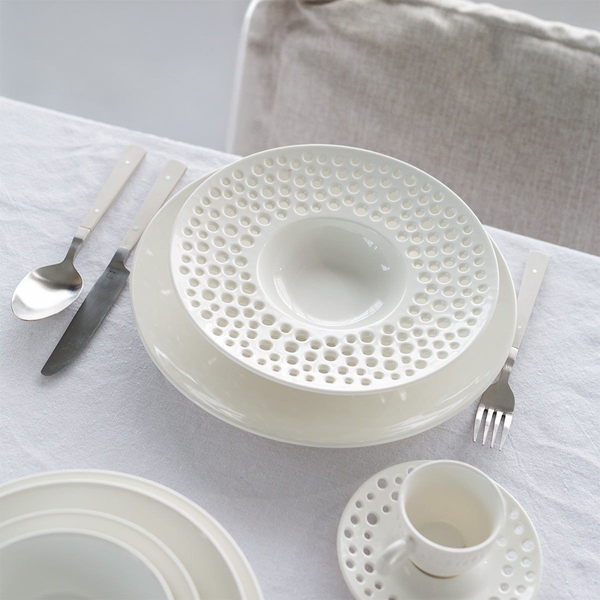 Assiette creuse perforée 23,5 cm - Flow