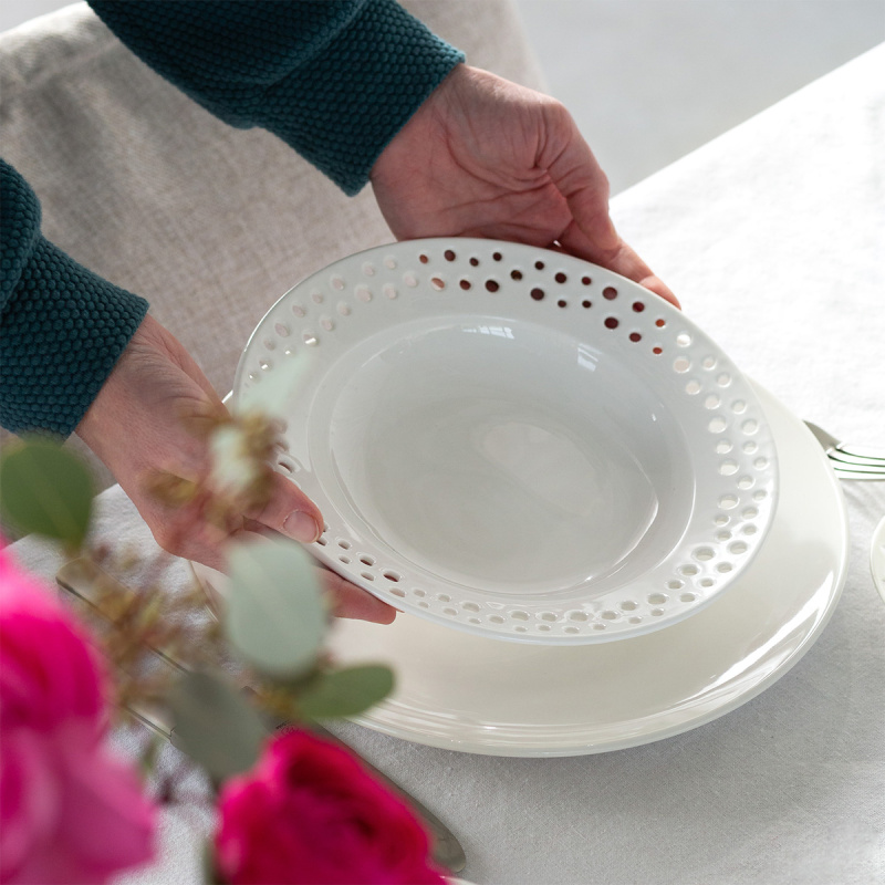 Assiette creuse perforée ø 23 cm — Flow Lunasol