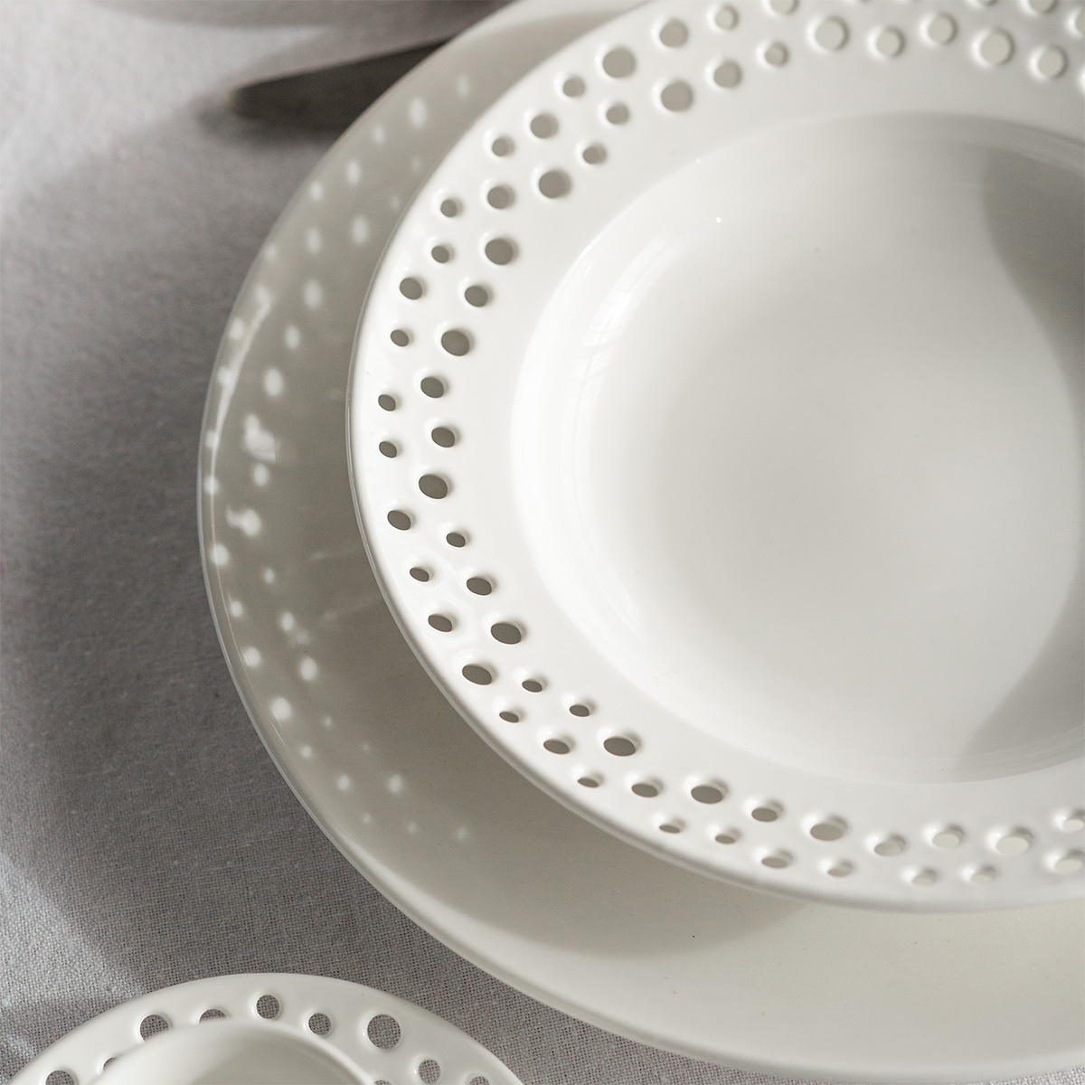 Assiette creuse perforée ø 23 cm — Flow Lunasol