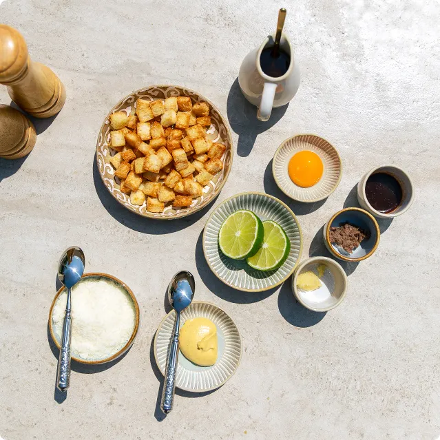 Ingrédients et ustensiles de cuisine sur la table, préparés pour cuisiner